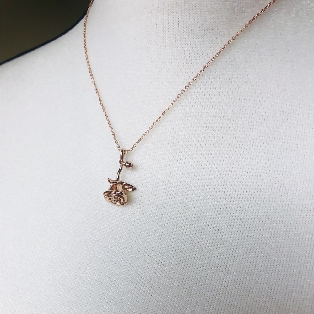Gold 3D hanging 🥀 necklace.